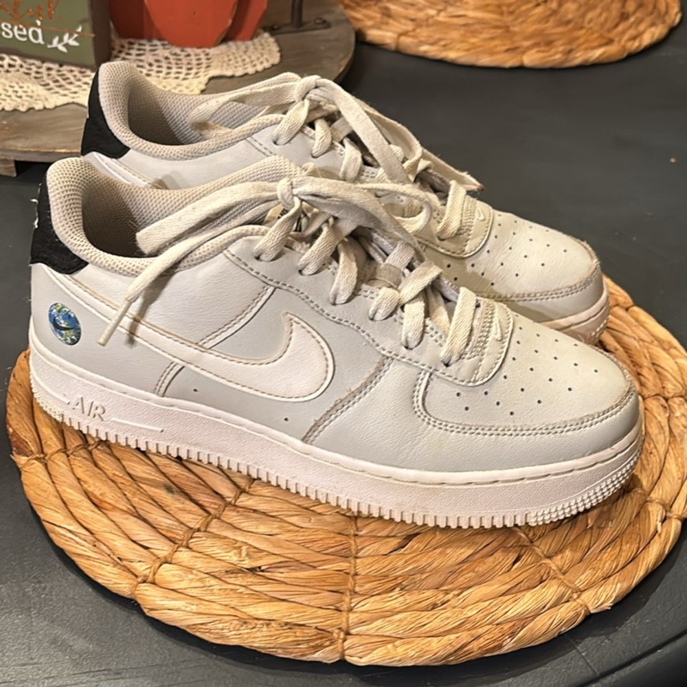 Big Boys Nike Air Force 1 LV8 GS ‘Have A Nice Day’ Earth Size 6Y